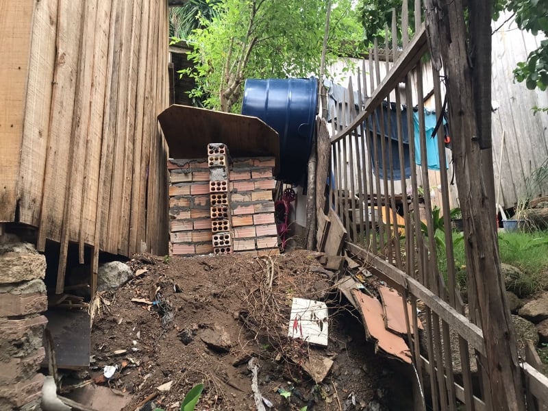 Caixa d'água instalada no Morro da Cruz, na Capital, acabou tombando