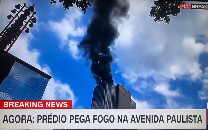 Fumaça preta e densa sai de topo do prédio Paulista 1 na avenida ao lado da Fiesp 