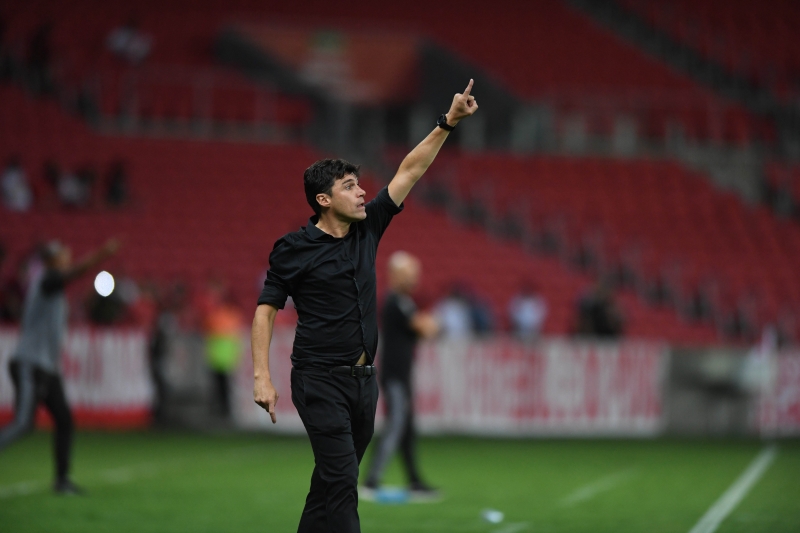 Alexander Medina, do Inter, é um dos sete treinadores estrangeiros na elite do Brasileirão
