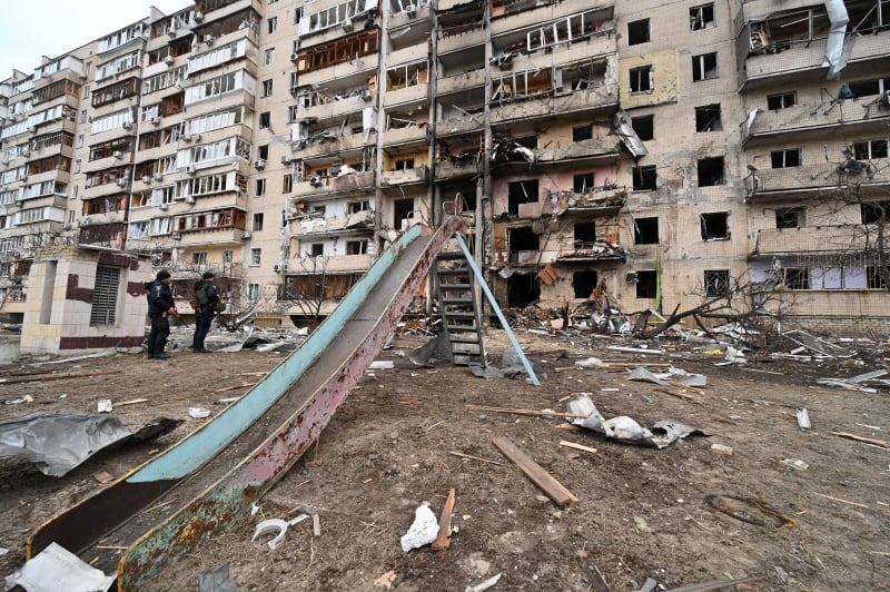 Destruição de prédio residencial ocorreu nas imediações de Kiev, após ataques de russos