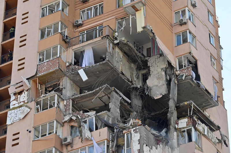 Imagens de TV mostraram um prédio de apartamentos atingido por algum projétil, deixando seis feridos