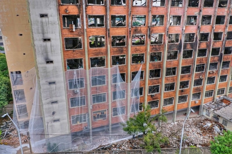 Estrutura que restou após incêndio será colocada abaixo no domingo