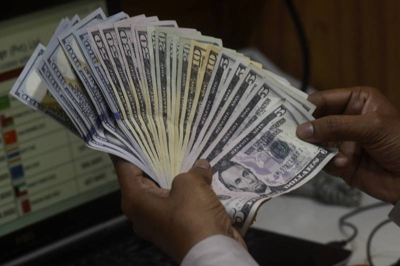 No mês, o dólar à vista caminhava para queda de 3,09% frente ao real