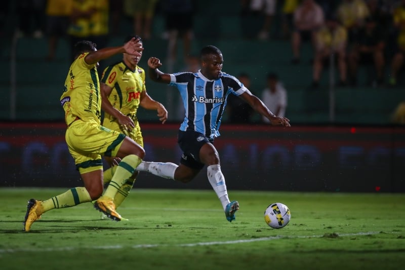Jovem Elias Manoel entrou e chegou a acertar a trave paulista no fim do jogo