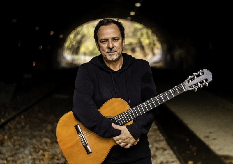 Vivendo há três décadas na Europa, cantor e compositor gaúcho reflete sobre sua trajetória de idas e possíveis retornos