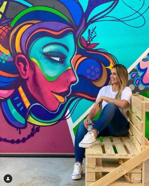 Uma das atra&ccedil;&otilde;es do local para fotos &eacute; a parede com grafite Foto: INSTAGRAM/REPRODU&Ccedil;&Atilde;O/JC