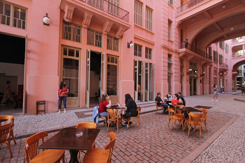 {'nm_midia_inter_thumb1':'https://www.jornaldocomercio.com/_midias/jpg/2022/03/03/206x137/1_ap_030322___terreo_bar__3_-9556873.jpg', 'id_midia_tipo':'2', 'id_tetag_galer':'', 'id_midia':'62212ba774cd9', 'cd_midia':9556873, 'ds_midia_link': 'https://www.jornaldocomercio.com/_midias/jpg/2022/03/03/ap_030322___terreo_bar__3_-9556873.jpg', 'ds_midia': 'Fotos do Bar Térreo, na Casa de Cultura Mário Quintana, e do Rafael, dono do negócio. ', 'ds_midia_credi': 'ANDRESSA PUFAL/JC', 'ds_midia_titlo': 'Fotos do Bar Térreo, na Casa de Cultura Mário Quintana, e do Rafael, dono do negócio. ', 'cd_tetag': '1', 'cd_midia_w': '800', 'cd_midia_h': '533', 'align': 'Left'}