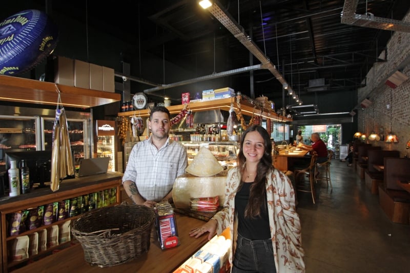 Matheus e Dora s&atilde;o s&oacute;cios no Armaz&eacute;m, que abriu em 2019 Foto: ANDRESSA PUFAL/JC