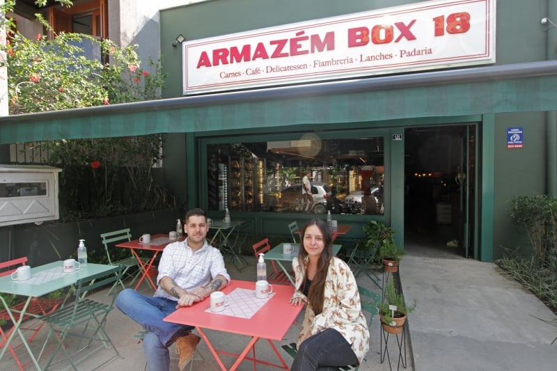 O Armaz&eacute;m Box 18, de Matheus e Dora, passou por uma reforma recentemente. Agora, o local opera com padaria, cafeteria e a&ccedil;ougue Foto: ANDRESSA PUFAL/JC