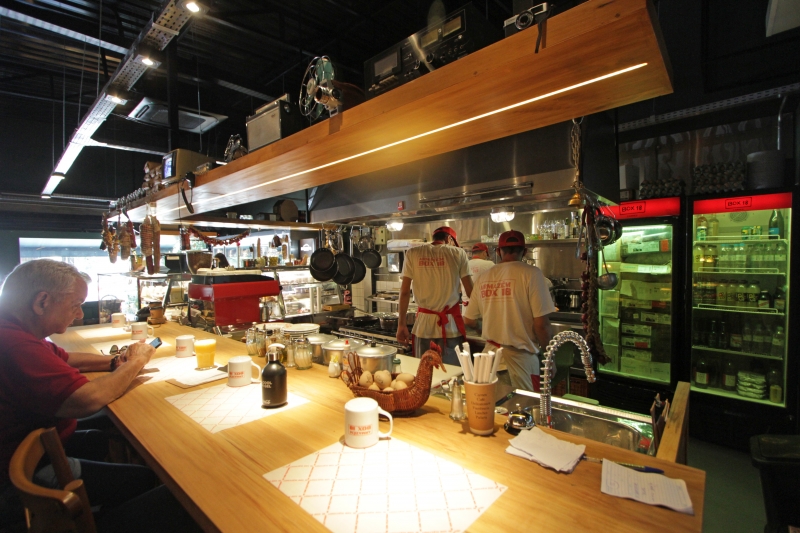  O local opera com padaria, delicatessen, cafeteria e a&ccedil;ougue Foto: ANDRESSA PUFAL/JC