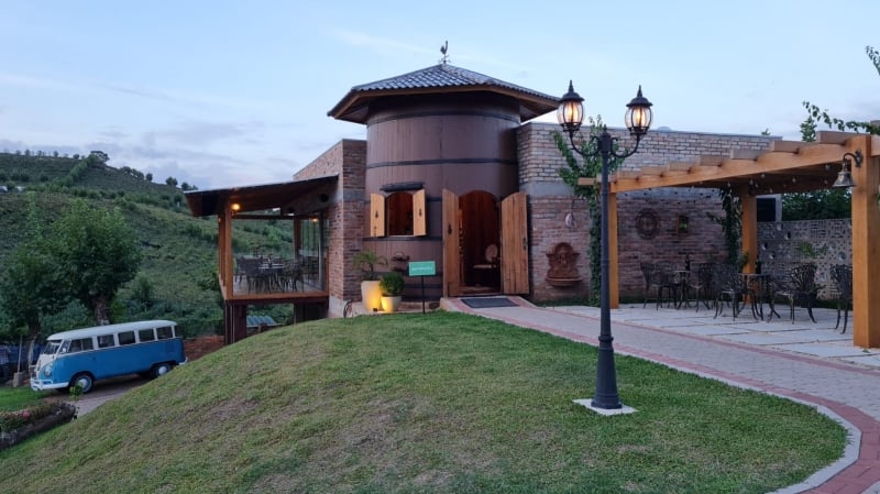 {'nm_midia_inter_thumb1':'https://www.jornaldocomercio.com/_midias/jpg/2022/03/04/206x137/1_pipas1-9557649.jpg', 'id_midia_tipo':'2', 'id_tetag_galer':'', 'id_midia':'62228b3a8e525', 'cd_midia':9557649, 'ds_midia_link': 'https://www.jornaldocomercio.com/_midias/jpg/2022/03/04/pipas1-9557649.jpg', 'ds_midia': 'Complexo Pipas Terroir inaugura winebar, em Bento Gon&ccedil;alves', 'ds_midia_credi': 'PIPAS TERROIR/DIVULGA&Ccedil;&Atilde;O/JC', 'ds_midia_titlo': 'Complexo Pipas Terroir inaugura winebar, em Bento Gon&ccedil;alves', 'cd_tetag': '1', 'cd_midia_w': '800', 'cd_midia_h': '449', 'align': 'Left'}