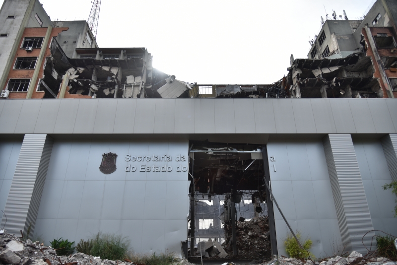 O carregamento dos 200 quilos de emulsão encartuchada aditivada são uma das últimas etapas que antecedem a implosão