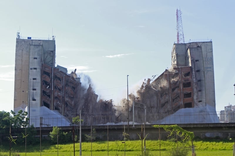 Edifício representava risco iminente desde que foi consumido por chamas no ano passado