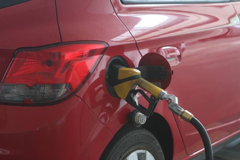 O preço médio da gasolina passará de R$ 3,86 para R$ 4,06 por litro