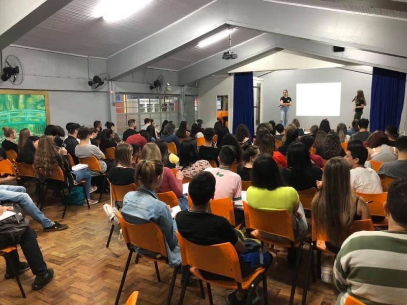 A matrícula e a totalidade do curso são gratuitas para estudantes de baixa renda e de escolas públicas