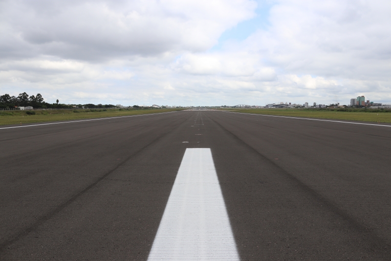 {'nm_midia_inter_thumb1':'https://www.jornaldocomercio.com/_midias/jpg/2022/03/10/206x137/1_fim_pista_inicio_expansao-9561710.jpg', 'id_midia_tipo':'2', 'id_tetag_galer':'', 'id_midia':'6229ea925f4df', 'cd_midia':9561710, 'ds_midia_link': 'https://www.jornaldocomercio.com/_midias/jpg/2022/03/10/fim_pista_inicio_expansao-9561710.jpg', 'ds_midia': 'Infraestrutura - aeroportos - Plano de Voo - pista do Aeroporto Internacional Salgado Filho - amplia&ccedil;&atilde;o - trecho novo pronto - Porto Alegre - obra - Fraport Brasil - concession&aacute;ria - trecho de come&ccedil;o da pista ampliada ', 'ds_midia_credi': 'FRAPORT BRASIL/DIVULGA&Ccedil;&Atilde;O/JC', 'ds_midia_titlo': 'Infraestrutura - aeroportos - Plano de Voo - pista do Aeroporto Internacional Salgado Filho - amplia&ccedil;&atilde;o - trecho novo pronto - Porto Alegre - obra - Fraport Brasil - concession&aacute;ria - trecho de come&ccedil;o da pista ampliada ', 'cd_tetag': '1', 'cd_midia_w': '800', 'cd_midia_h': '533', 'align': 'Left'}