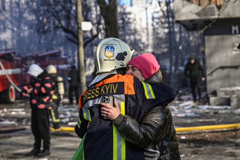 Ataques de artilharia atingiram Kiev e bombardeio provocou um incêndio em um prédio de 15 andares