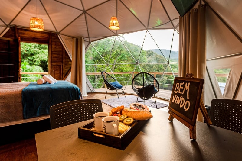Espaço em formato geodésico traz conforto e conexão com a natureza, fazendo turista se sentir integrado Foto: EMMANUEL DENAUI/DIVULGAÇÃO/JC