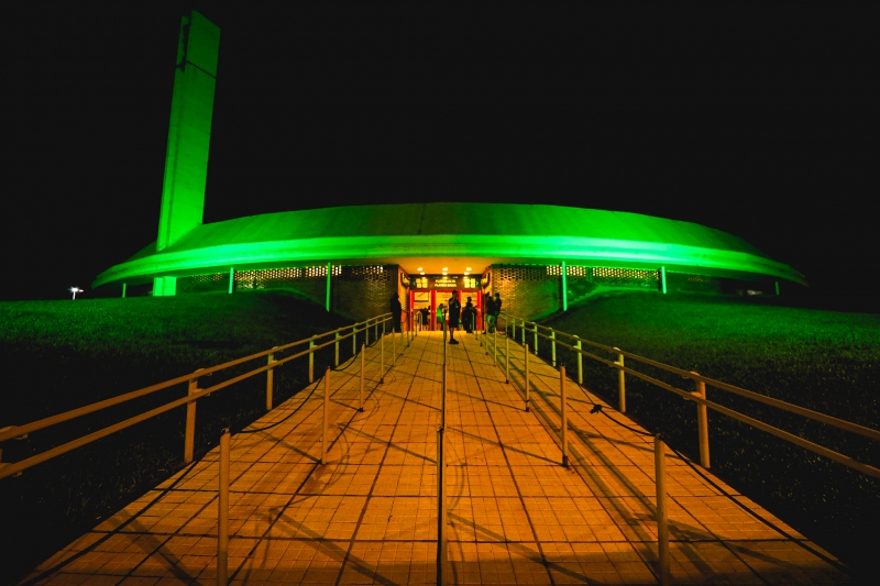 Audit&oacute;rio Ara&uacute;jo Viana foi um dos locais de Porto Alegre com ilumina&ccedil;&atilde;o verde em homenagem &agrave; Irlanda