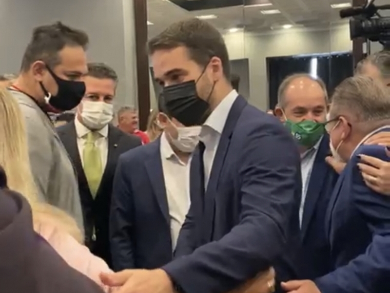 Leite foi ao ato de filiação de Ana Amélia e acabou roubando a cena e as atenções do PSD 
