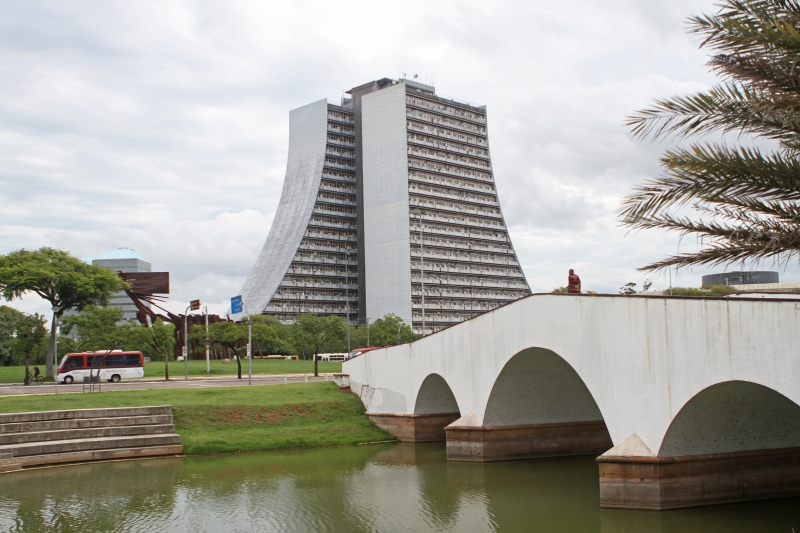 {'nm_midia_inter_thumb1':'https://www.jornaldocomercio.com/_midias/jpg/2022/03/16/206x137/1_ap_160322___ponte_de_pedra__6_-9566617.jpg', 'id_midia_tipo':'2', 'id_tetag_galer':'', 'id_midia':'62323821da6b0', 'cd_midia':9566617, 'ds_midia_link': 'https://www.jornaldocomercio.com/_midias/jpg/2022/03/16/ap_160322___ponte_de_pedra__6_-9566617.jpg', 'ds_midia': 'Fotos da Ponte de Pedra no Largo dos Açorianos no centro de Porto Alegre. Ao fundo, o prédio do Centro Administrativo Fernando Ferrari (CAFF)', 'ds_midia_credi': 'ANDRESSA PUFAL/JC', 'ds_midia_titlo': 'Fotos da Ponte de Pedra no Largo dos Açorianos no centro de Porto Alegre. Ao fundo, o prédio do Centro Administrativo Fernando Ferrari (CAFF)', 'cd_tetag': '1', 'cd_midia_w': '800', 'cd_midia_h': '533', 'align': 'Left'}