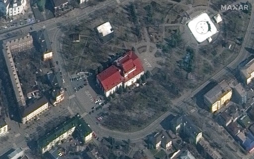 Imagens de satélite mostram que a palavra "CRIANÇAS" foi pintada nos dois pátios do edifício