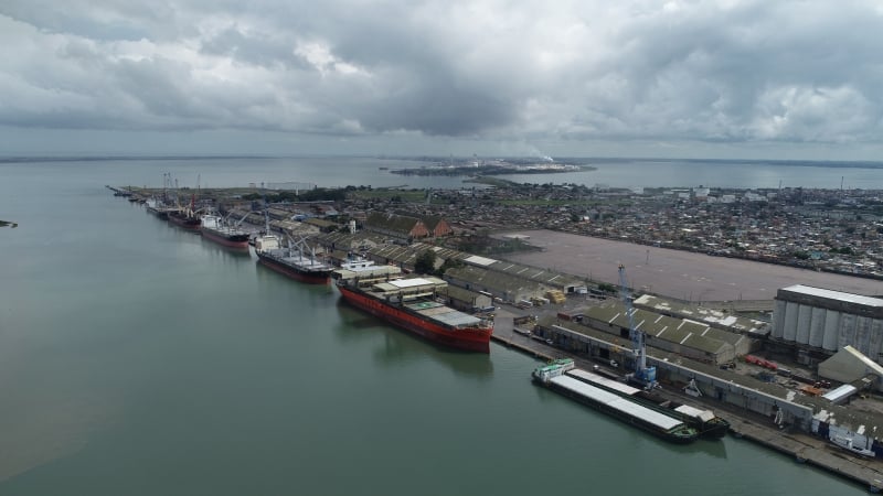 Complexo no Rio Grande do Sul espera receber, até junho, mais de 40 navios que iriam para o Paraná