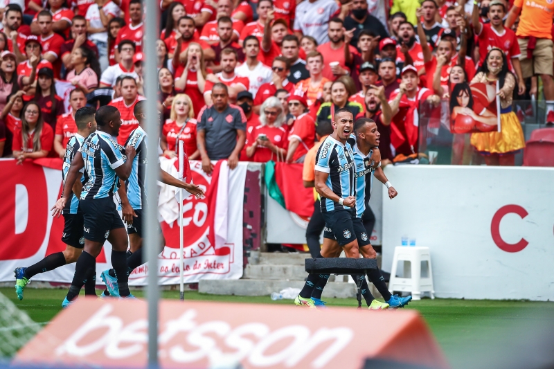 Grêmio goleia Internacional e tem vantagem para jogo de volta da