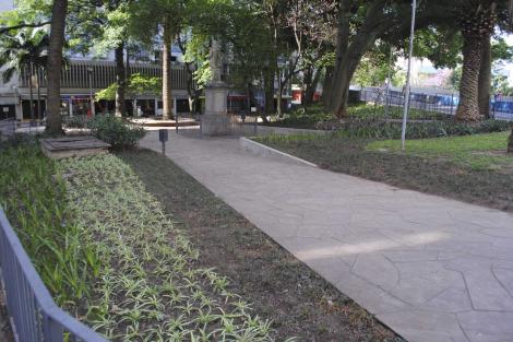 Para proteger a cidade dos invasores, área onde hoje é o Centro Histórico era murada; portão ficava na atual Praça Conde de Porto Alegre
