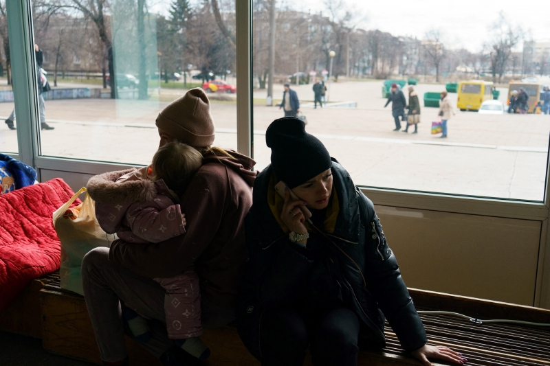 Moradores de Mariupol estão cercados pelo russos e sem conseguir acessar corredores humanitários