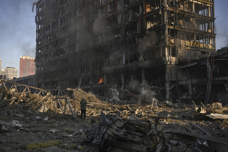 Neste domingo, ao menos uma pessoa morreu quando forças russas bombardearam um shopping de Kiev