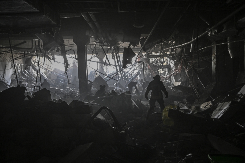 O ataque com mísseis russos reduziu o amplo shopping center Retroville em Kiev a uma ruína fumegante