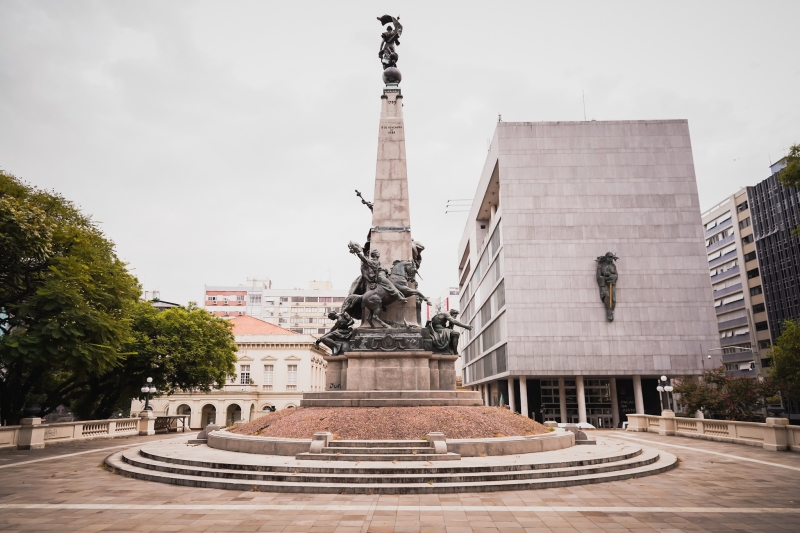 Tapumes da obra da Praça da Matriz serão retirados nesta quarta, mas reinauguração ocorre só em 16 de abril aberta para l