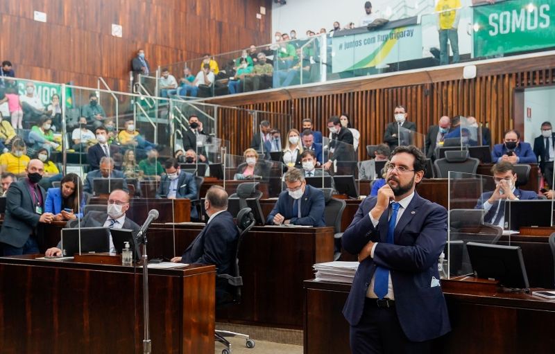 Cassação de Irigaray (de pé) teve 45 votos favoráveis e 3 contrários