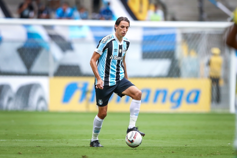 {'nm_midia_inter_thumb1':'https://www.jornaldocomercio.com/_midias/jpg/2022/03/22/206x137/1_51933329087_c6b4070ab6_o-9570236.jpg', 'id_midia_tipo':'2', 'id_tetag_galer':'', 'id_midia':'6239c75ff0c23', 'cd_midia':9570236, 'ds_midia_link': 'https://www.jornaldocomercio.com/_midias/jpg/2022/03/22/51933329087_c6b4070ab6_o-9570236.jpg', 'ds_midia': 'RS - FUTEBOL/GAUCHAO 2022 /GREMIO X YPIRANGA - ESPORTES - Lance da partida entre Gremio e Ypiranga disputada na tarde deste sabado, na Arena do Gremio, valida pelo Campeonato Gaucho 2022. FOTO: LUCAS UEBEL/GREMIO FBPA', 'ds_midia_credi': 'LUCAS UEBEL/GR&Ecirc;MIO FBPA/JC', 'ds_midia_titlo': 'RS - FUTEBOL/GAUCHAO 2022 /GREMIO X YPIRANGA - ESPORTES - Lance da partida entre Gremio e Ypiranga disputada na tarde deste sabado, na Arena do Gremio, valida pelo Campeonato Gaucho 2022. FOTO: LUCAS UEBEL/GREMIO FBPA', 'cd_tetag': '1', 'cd_midia_w': '800', 'cd_midia_h': '533', 'align': 'Left'}