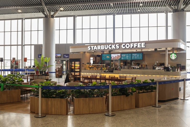Quiosque da marca norte-americana de cafeteria fica perto do portão 116 de embarque 