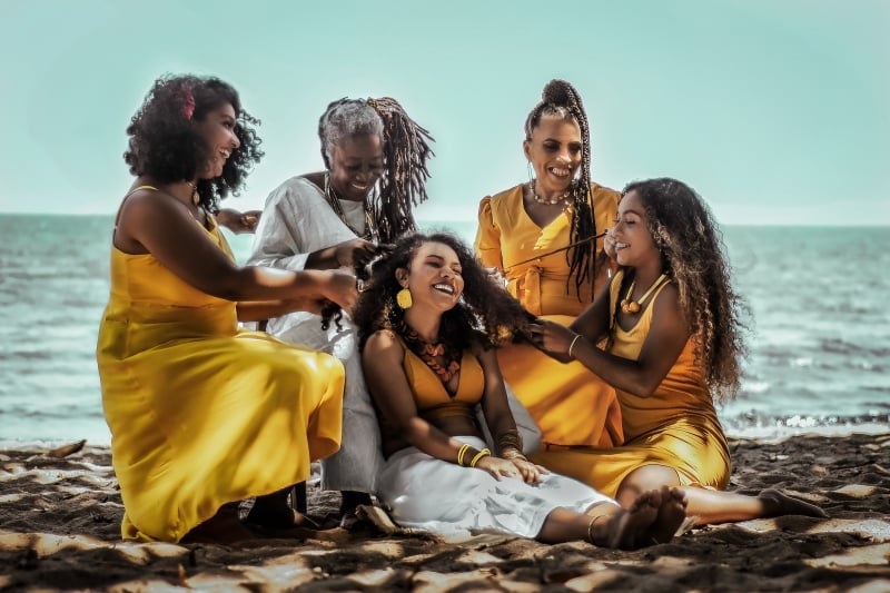 'Deixa que eu vou te contar' tem como inspiração o poder das mulheres negras
