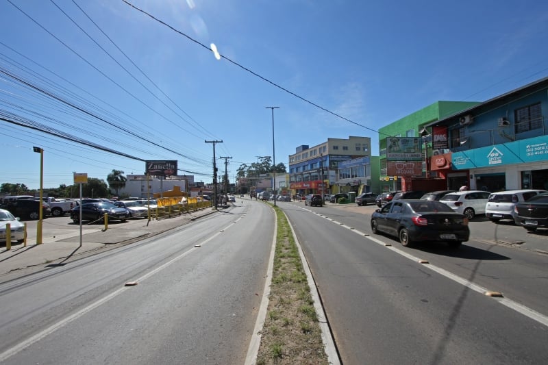 Estrada Jo&atilde;o de Oliveira Remi&atilde;o &eacute; a principal via que corta o bairro
