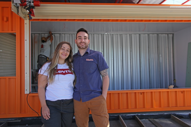 Caderno especial de anivers&aacute;rio de Poa para o GE - Lomba do Pinheiro
Na foto: Thaiane Zanella e Ricardo Frozi Foto: LUIZA PRADO/JC