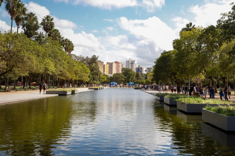 O palco do evento está montado em cima do espelho dágua