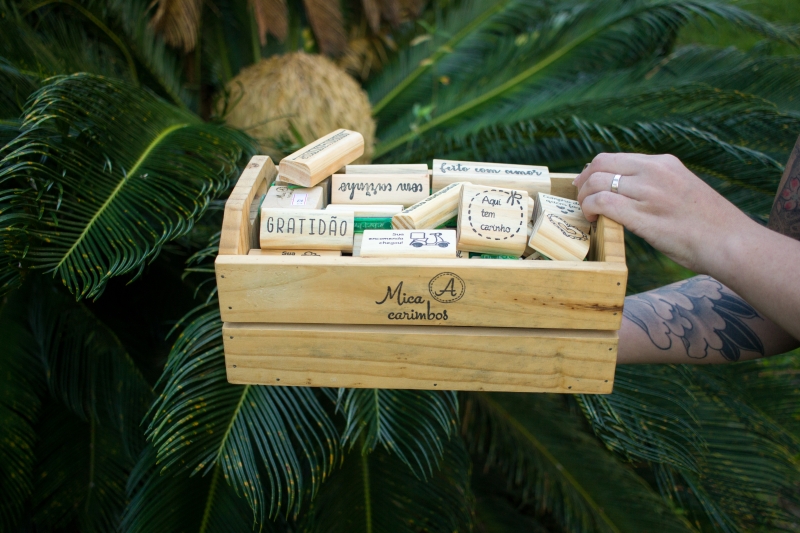 Seu principal público são donos e donas de pequenos negócios que querem personalizar embalagens Foto: AMICACARIMBOS/DIVULGAÇÃO/JC