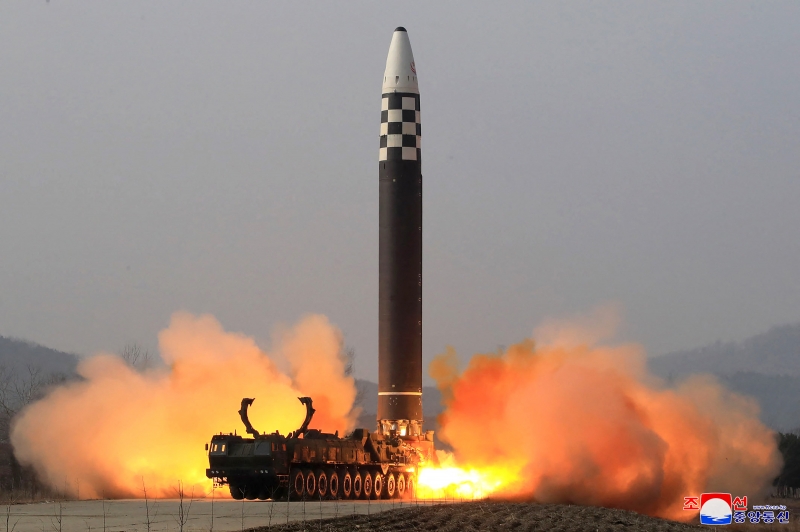 Nessa quinta, a Coreia do Norte disparou um míssil de alcance intercontinental com capacidade para atingir alvos a até 6 mil quilômetros de distância