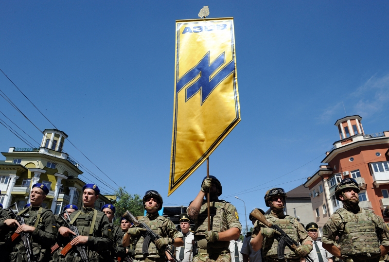 Combatentes do Batalhão Azov, um grupo paramilitar neonazista, agora fazem parte da Guarda Nacional da Ucrânia