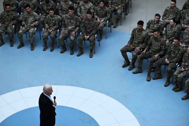 "As democracias e os nossos valores vão prevalecer ou serão as autocracias?", questionou Biden aos militares