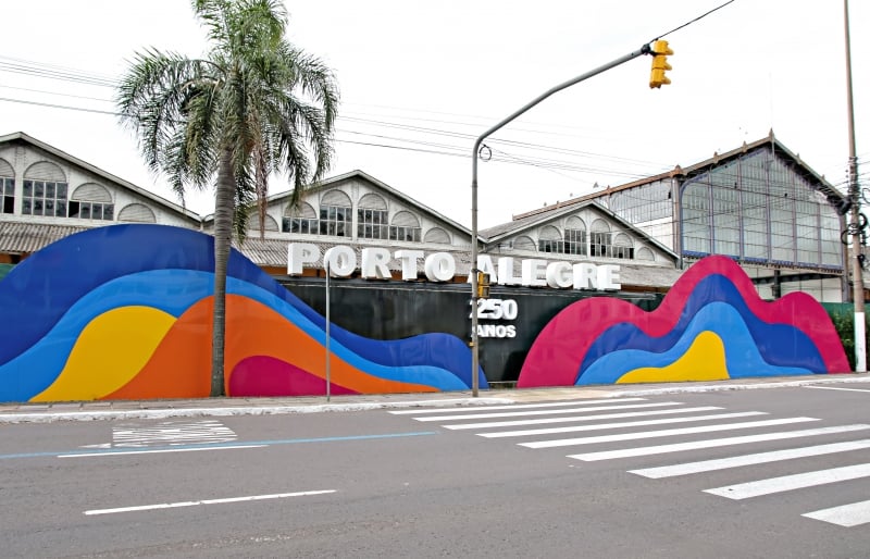 A iniciativa ocorre por meio de parceria público-privada estabelecida pela Prefeitura  e o consórcio das empresas Sinergy e HMídia