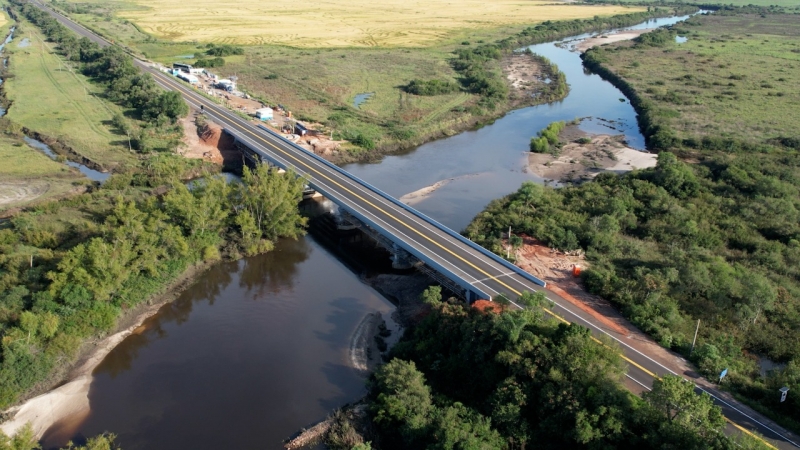 Foram realizados trabalhos de restauração, reforço e alargamento da estrutura na BR-293