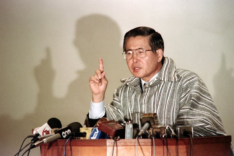 Peruvian President Alberto Fujimori addresses a press conference in Lima, Peru, on September 14, 1992, two days after the capture of the Shining Path leader Abimael Guzman. Fujimori declared that he was in favor of the death penalty for Guzman whose rebel group is held accountable for the killing of 25,000 people over the past 12 years. (Photo by JAIME RAZURI / AFP)
      Caption