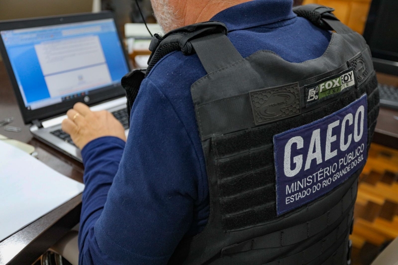 {'nm_midia_inter_thumb1':'https://www.jornaldocomercio.com/_midias/jpg/2022/03/31/206x137/1_b521683b_3554_4f67_9ffe_459d49981d9a-9580610.jpeg', 'id_midia_tipo':'2', 'id_tetag_galer':'', 'id_midia':'624599108c284', 'cd_midia':9580610, 'ds_midia_link': 'https://www.jornaldocomercio.com/_midias/jpg/2022/03/31/b521683b_3554_4f67_9ffe_459d49981d9a-9580610.jpeg', 'ds_midia': 'Canoas - operação MP-RS  investiga contratos - chegada a prefeitura em Canoas - Copa Livre ', 'ds_midia_credi': 'MP-RS/DIVULGAÇÃO/JC', 'ds_midia_titlo': 'Canoas - operação MP-RS  investiga contratos - chegada a prefeitura em Canoas - Copa Livre ', 'cd_tetag': '1', 'cd_midia_w': '800', 'cd_midia_h': '533', 'align': 'Left'}