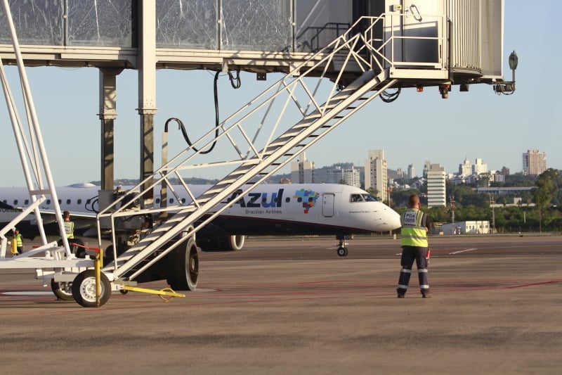 Orientação é que os clientes sigam atentos às notificações dos canais oficiais das companhias