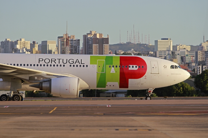O A330-200 pousou por volta das 17h30min de sábado na pista do Salgado Filho na Capital
